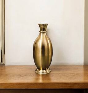Jarrón de Metal Hecho a Mano con Acabado Dorado, Silueta Clásica y Elegante, Ecológico, Resistente al Óxido, para una Decoración Minimalista y Lujosa - Product Image 1