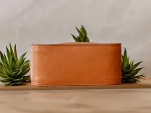 Timeless Heritage Bolso bandolera de cuero genuino con perfección artesanal - Product Image 3