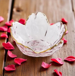 Bol décoratif en verre en forme de fleur de luxe avec bord doré, parfait pour la décoration de table, la présentation de repas raffinés et le style de la maison - Product Image 5