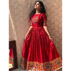 Robe de soirée élégante en soie Banarasi tissée avec des fils rouges étonnants, pour les festivals - Product Image 2