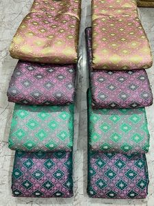 Tissu en satin de brocart jacquard de luxe tissé avec des motifs traditionnels floraux imprimés Sherwanis Sarees robes pour robes - Product Image 4