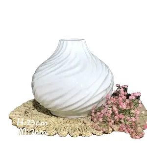 नाजुक सफेद वियतनामी सिरेमिक फूल vases