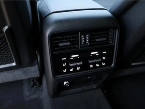 SUV de lujo y alto rendimiento modelo 2024, impulsado por un motor biturbo de 4.0L con tracción en las cuatro ruedas y transmisión automática. - Product Image 2