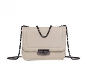 Borsa a Tracolla in Pelle con Catena per Donna - Product Image 3