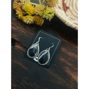 Boucles d'oreilles pendantes en forme de goutte d'eau, en argent sterling et en os de buffle blanc, fabriquées à la main par des artisans Navajo - Product Image 3