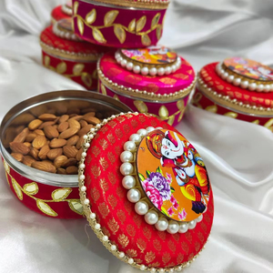 กล่องผ้าสแตนเลสที่มีผ้าที่สวยงามสดใสประดับด้วยลูกไม้สีทองและไข่มุกสำหรับแขกที่มีรูปแบบพระพิฆเนศ - Product Image 1