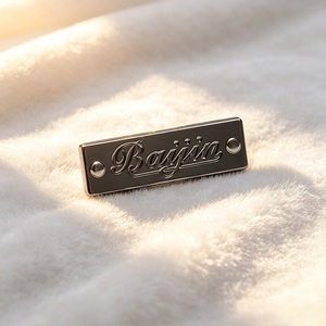 Emblème métallique personnalisé gravé au laser, divers profilés, résistant à la corrosion, pour vêtements de ski, pochettes et casquettes - Product Image 2
