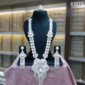 Conjunto de Collar con Diseño de Flores Chapado en Oro Tradicional con Detalles de Piedras Rojas Modelo n.° 23191 - Product Image 4
