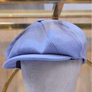 C'est une casquette de boulanger en laine vierge et en lin de Cappellificio Biellese à motif à carreaux bleus. - Product Image 2
