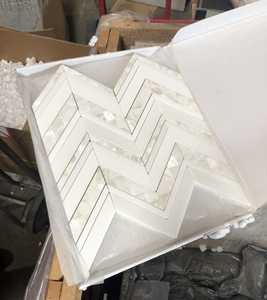 ห้องครัว Backsplash ผนังกระเบื้องโมเสก / กระเบื้องตกแต่งหินโมเสกศตวรรษคาร์ราราหินอ่อนทองเหลืองผสมโมเสกอินเดียสีขาวทอง - Product Image 4