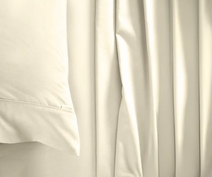 Juego de Sábanas de Lujo de 4 Piezas para Cama King Size, 300 Hilos, Color Marfil, Suaves y Transpirables, Disponibles para la Venta - Product Image 4