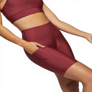 Shorts de compression d'entraînement pour femmes, taille mi-haute, couleur unie, avec grip en silicone et extensibles - Product Image 1