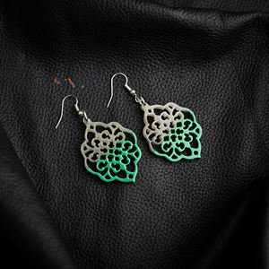 ต่างหูรูปควายรูปดอกไม้ทำด้วยมือจากเวียดนามพร้อมเคลือบแล็กเกอร์สีเขียวครึ่งเม็ดเครื่องประดับแฟชั่นขายส่งตามต้องการ - Product Image 1