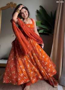 Vêtements ethniques indiens, robes Anarkali en soie Fandy prêtes à porter, avec broderie et travail de séquence, avec dupatta pour les mariages - Product Image 3