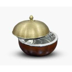 Couvercle en laiton martelé moderne fait à la main Base en bois Casserole chauffante pour hôtel et maison Cuisine Pot de service en vente - Product Image 1