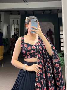 Conjunto de Lehenga Choli estampado floral de seda Tussar de diseñador con borla Dupatta para bodas y ropa festiva Distribución al por mayor - Product Image 2