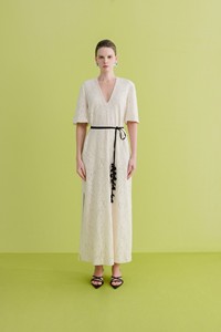 Conception spéciale manches longues col en V longue robe pour femme tissu de dentelle florale avec ceinture florale DILYS robe droite blanc ANT Vietnam - Product Image 5