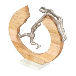 Sculpture d'équilibre circulaire abstraite avec figurine humaine en aluminium artisanal sur base en bois massif, objets d'art modernes - Product Image 1