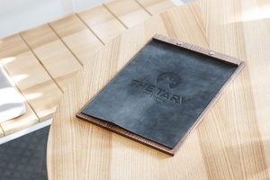 Couverture de menu en bois personnalisée avec reliure en cuir – Porte-menu personnalisé avec logo pour hôtels, cafés et bars - Product Image 4