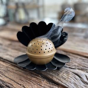 เตาเผากำยานโลหะหรูหรา ลายดอกไม้ ฝาปิดแบบเจาะรู เตาเผากำยานแบบอาหรับ ที่ใส่กำยาน กลิ่นหอม ของขวัญจากตะวันออกกลาง - Product Image 1