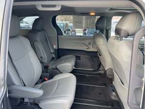 IMPRESIONANTE TOYOTA SIENNA XLE 2021 DE 7 PASAJEROS, TRACCIÓN EN LAS CUATRO RUEDAS, MOTOR AUTOMÁTICO, ASIENTOS DE CUERO - Product Image 5