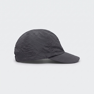 Casquette de baseball non structurée en nylon froissé à 5 panneaux, avec logo brodé, ajustée, unisexe, pour adulte, décontractée, en tissu satiné gris foncé - Product Image 4