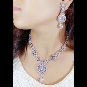 Collier de diamants américains élégants de conception tendance serti de pierre rouge pour les femmes bijoux de fête de mariage pour les femmes - Product Image 1