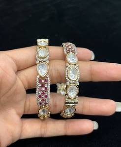Brazaletes de Aleación Chapados en Oro para Mujer con Incrustaciones Rojas en Forma de Canal, Joyería Geométrica Moderna para Bodas - Product Image 1