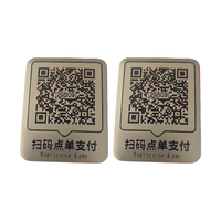 Plaque de numéro de table en métal carré argenté gravée au laser en acier inoxydable personnalisée avec code QR pour restaurant