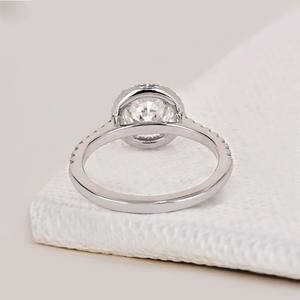 แหวนหมั้นหรูหราทองคำขาว 14K ประดับเพชรทรงรัศมี ได้รับการรับรองจาก IGI เพชรสร้างในห้องปฏิบัติการ 1.50 กะรัต VVS2 พร้อมเพชรประดับด้านข้าง 0.25 กะรัต มีทุกขนาดสำหรับงานแต่งงาน - Product Image 4