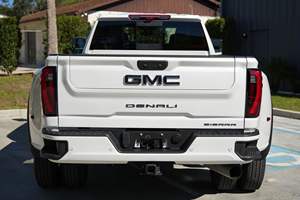 GMC Sierra 3500HD Denali Ultimate Crew Cab 4x4 d'occasion 2024 - Product Image 4