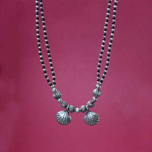 Collar con Colgante Geométrico Chapado en Rodio para Mujer con Detalles de Turquesa, Esmeralda y Perla de Agua Dulce - Product Image 1