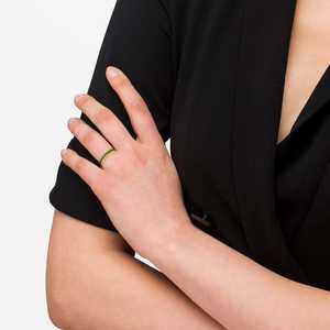 แหวนทองคำ 14K สีเหลือง ประดับมรกตแบบกึ่งวงกลม น้ำหนัก 0.38 กะรัต สามารถสวมซ้อนกับแหวนอื่นได้ สไตล์คลาสสิก เทคโนโลยีฝังแบบกรงเล็บ กว้าง 2 มม. ประดับอัญมณีทองคำ - Product Image 2