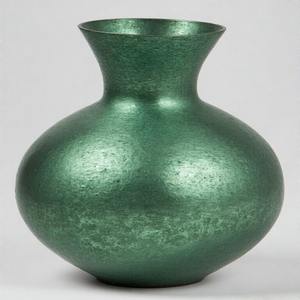 Vase Artisan de lueur de fougère en finition de patine verte patinée Vase en métal de concepteur Accent artisanal exquis pour la décoration intérieure - Product Image 5