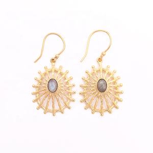 Pendientes de piedras preciosas de labradorita chapados en oro de diseñador, estilo de gota de corte ovalado gris, gancho de joyería colgante, pendientes de labradita de moda - Product Image 1