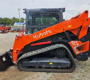 รถบรรทุกตีนตะขาบ Kubota SSV65 มือสอง พร้อมชุดตักดินด้านหน้า รุ่น Platinum แบบมีหลังคา และอุปกรณ์ประกอบเครื่องยนต์หลัก - Product Image 1