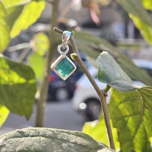 Petit pendentif à breloque losange émeraude en argent sterling 925 style religieux pour enfants - Product Image 4