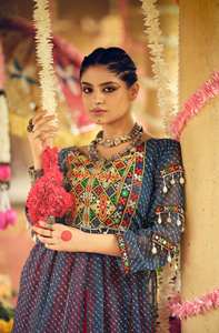 ผ้าเลเฮนกาโชลีแบบใหม่มาแรง ผ้าเรยอนเรียบ 4 เมตร พร้อมผ้าปัตตาแบบแคนวาส ลูกไม้แบบกลับด้านได้ สำหรับงานแต่งงานแบบสบายๆ - Product Image 4