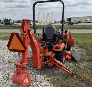 Tracteur agricole compact Kubota 4x4 d'occasion avec chargeur frontal et pelle arrière – Mini-tracteur pour l'agriculture - Product Image 5