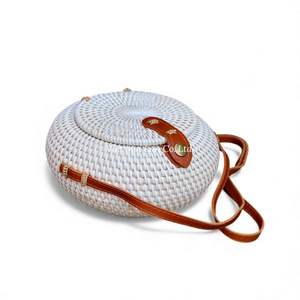 กระเป๋าหวายทำมือโทนสีธรรมชาติ ทอแบบเปิด สะท้อนไลฟ์สไตล์ริมทะเลและฤดูร้อน - Product Image 1