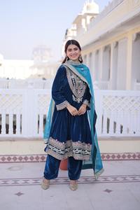 Traje Salwar de Estilo Indio y Pakistaní, Material de Terciopelo, Lentejuelas, Bordado con Hilo Zari, con Dupatta de Seda Tebby - Product Image 4
