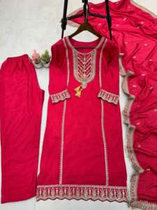 Conjunto de Top y pantalón de verano completamente cosido de lujo con Dupatta con Chinon puro y trabajo de bordado de secuencia de cordón - Product Image 5