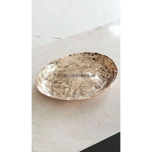 Bandeja de servicio de metal resistente de diseño de textura única chapada en oro de forma ovalada disponible de tamaño y logotipo personalizado al mejor precio - Product Image 1