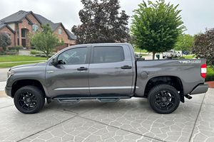 Camioneta de cabina doble Toyota TUNDRA CREWMAX de segunda mano con volante a la izquierda y a la derecha disponibles - Product Image 3