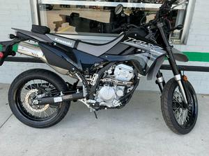 MEJOR PRECIO PARA LA KLX 300SM 2025, Motocicleta Supermoto Nueva, Lista para Enviar a Todo el Mundo - Product Image 4