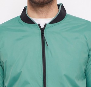 Chaqueta universitaria ajustada de lujo personalizada para hombre en vaquero Negro estilo Letterman informal de invierno con mangas de cuero teñido cierre de cremallera - Product Image 1