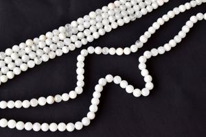 Perles rondes en pierre de lune arc-en-ciel blanche de 8 mm de qualité supérieure, finition magnifique, lisses, par Anshul Impex pour la fabrication de colliers - Product Image 5