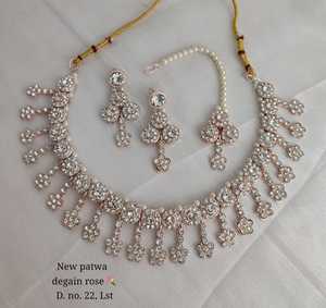 Nuevo diseño chapado en oro tradicional gota perla y piedra tachonado pendiente Mangtika gargantilla collar conjunto y conjunto de joyería para mujer - Product Image 4