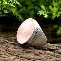 Bague en argent sterling 925 plaqué rhodium avec pierre précieuse en quartz rose, bijoux faits à la main, sertissage clos, bague tendance unisexe.