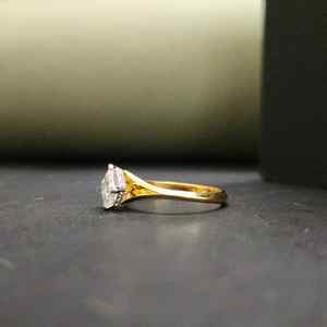 แหวนเพชรทรงสี่เหลี่ยมหรูหรา ดีไซน์เรเดียนท์คัท ทองคำแท้ 14 กะรัต ประดับเพชรแล็บสร้างสรรค์ ได้รับการรับรองจาก IGI สำหรับทั้งชายและหญิง จาก DOPE JEWELLS ทันสมัย - Product Image 2